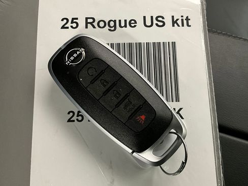 Used 2025 Nissan Rogue SL AWD/4WD image 10