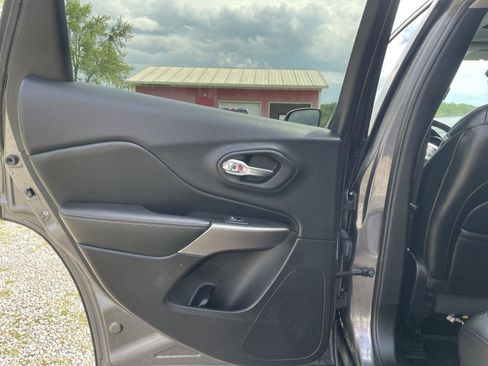Used 2019 Jeep Cherokee Limited AWD/4WD image 20