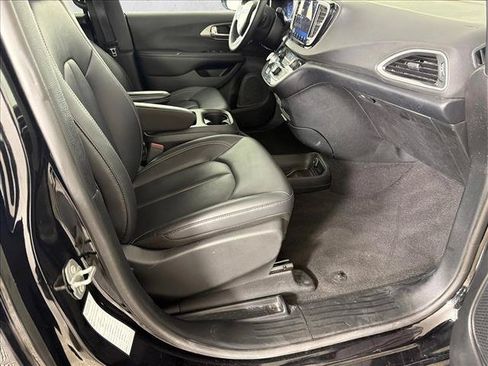 Used 2025 Chrysler Pacifica Select FWD image 13