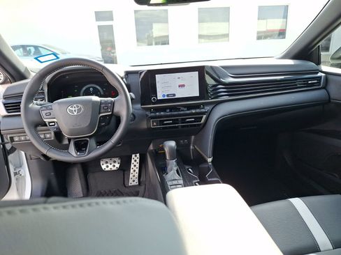 Used 2025 Toyota Camry SE w/ Convenience Package image 19