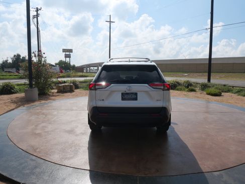 Used 2021 Toyota RAV4 XLE Premium image 3