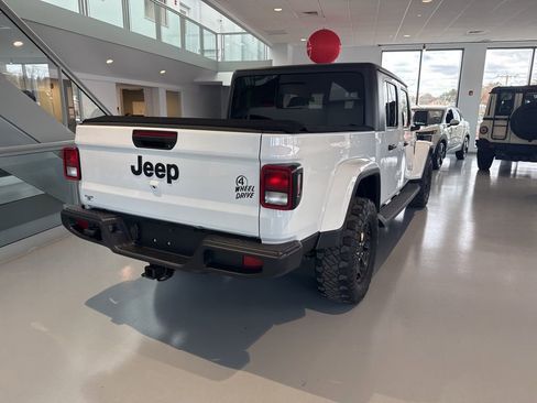 Used 2021 Jeep Gladiator Willys image 4
