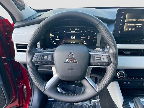 New 2025 Mitsubishi Outlander SE image 11