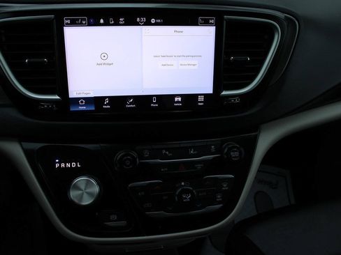 Used 2024 Chrysler Pacifica Touring-L FWD image 16