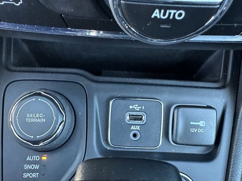 Used 2022 Jeep Cherokee Latitude Lux w/ Sun & Sound Group image 32