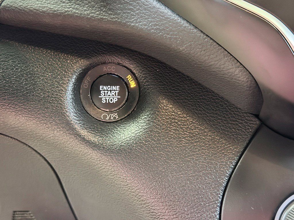 Used 2019 Jeep Cherokee Latitude Plus w/ Comfort/Convenience Group FWD image 46