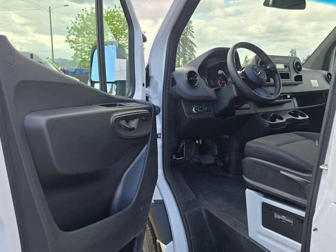Used 2025 Mercedes-Benz Sprinter 2500 image 22