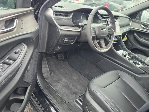 New 2025 Jeep Grand Cherokee Limited image 4