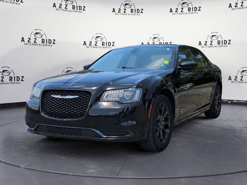 Used 2019 Chrysler 300 Touring w/ Sport Appearance Package AWD/4WD image 3