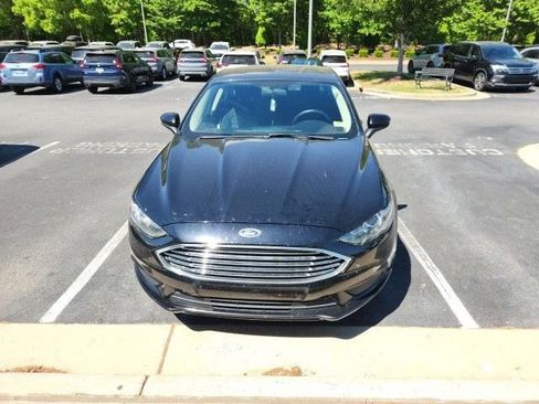 Used 2017 Ford Fusion SE w/ Fusion SE Technology Package FWD image 2