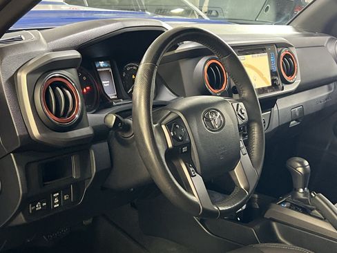 Used 2018 Toyota Tacoma TRD Sport w/ Technology Package AWD/4WD image 17
