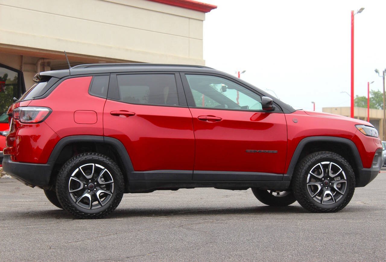 Used 2025 Jeep Compass Trailhawk AWD/4WD image 3