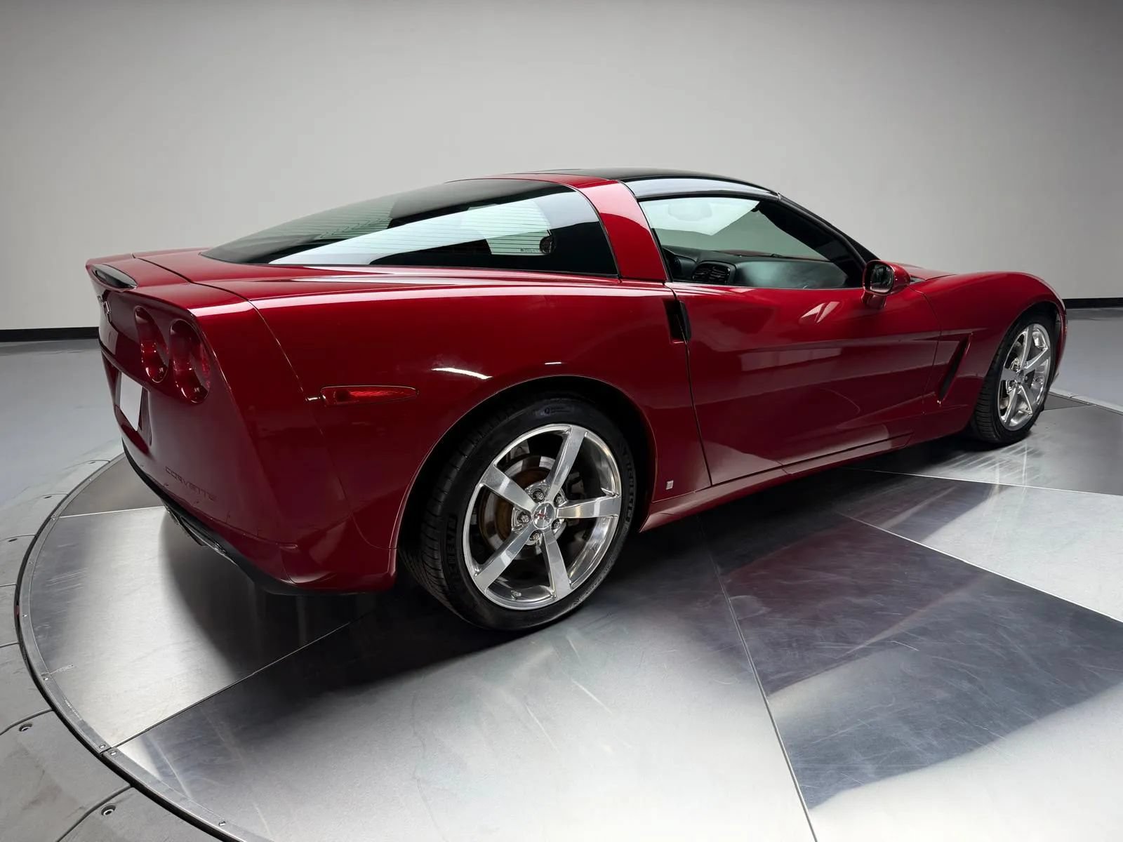 Used 2009 Chevrolet Corvette Coupe RWD image 2