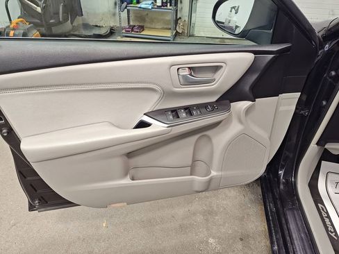 Used 2017 Toyota Camry XLE image 18