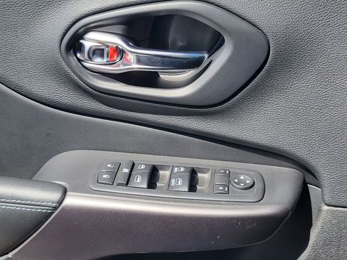 Used 2019 Jeep Cherokee Latitude Plus w/ Comfort/Convenience Group AWD/4WD image 14