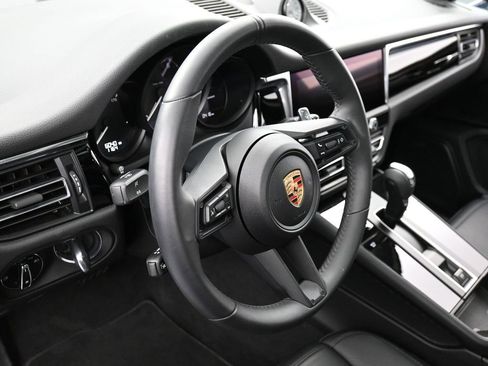 Certified 2025 Porsche Macan image 17
