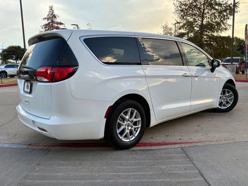 Used 2023 Chrysler Voyager LX FWD image 6
