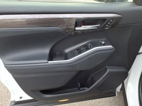 Used 2023 Toyota Highlander Platinum image 24