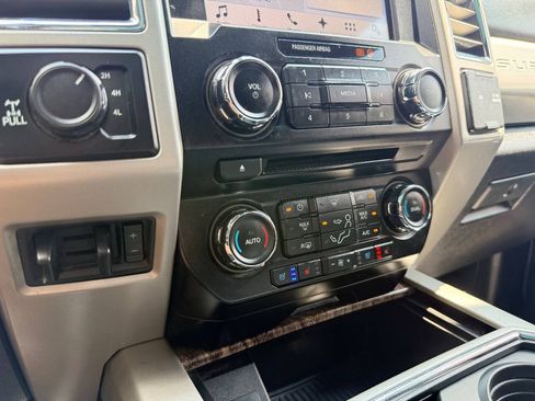 Used 2017 Ford F250 Lariat w/ Lariat Ultimate Package AWD/4WD image 30
