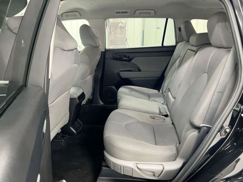 Used 2023 Toyota Highlander LE image 23