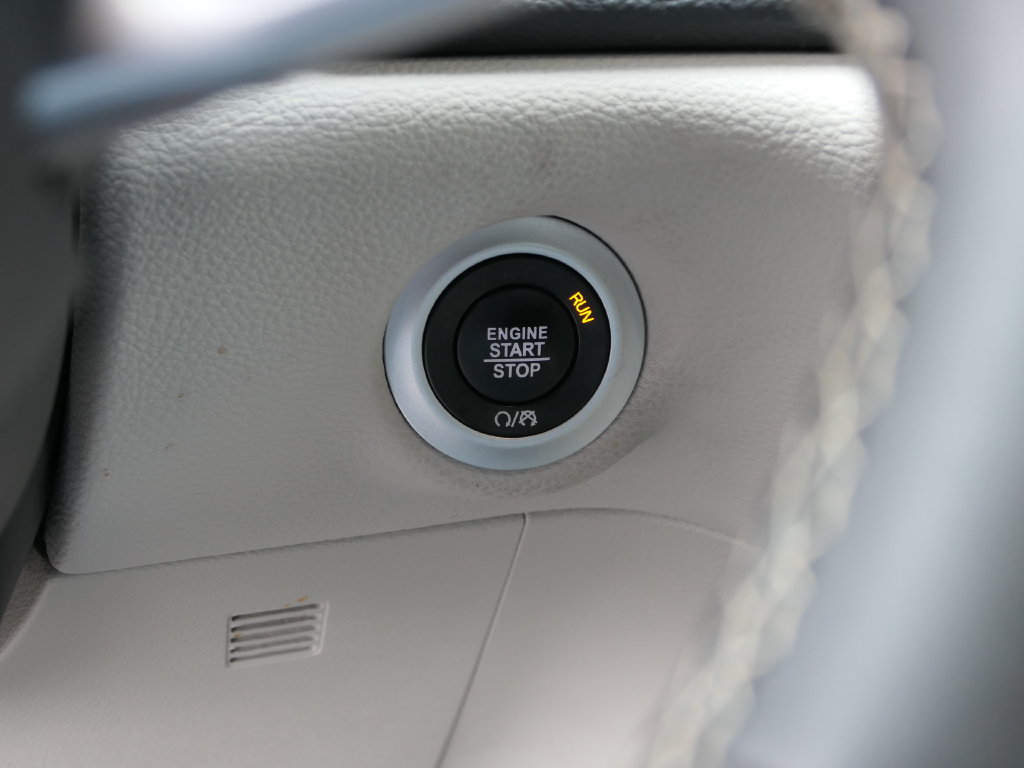 Used 2024 Chrysler Pacifica Limited FWD image 14