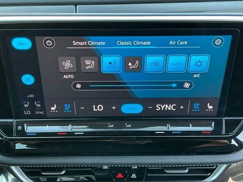 Certified 2024 Volkswagen Atlas Cross Sport SE FWD image 22