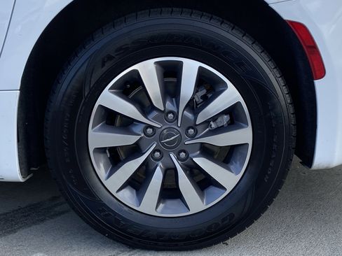 Used 2024 Chrysler Pacifica Select image 7