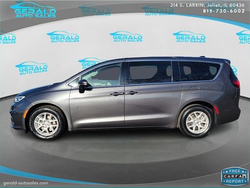 Used 2023 Chrysler Pacifica Touring-L image 3
