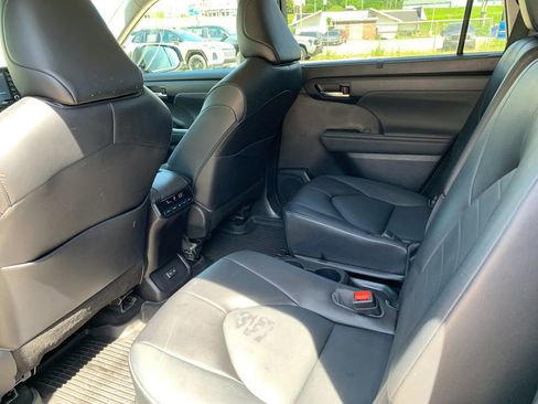 Used 2022 Toyota Highlander XLE AWD/4WD image 14