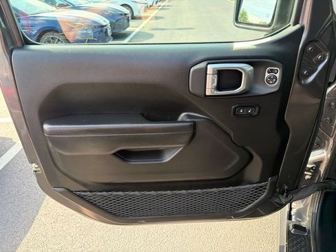 Used 2022 Jeep Gladiator Rubicon w/ Cold Weather Group AWD/4WD image 19