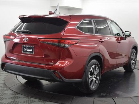 Certified 2023 Toyota Highlander XLE image 7