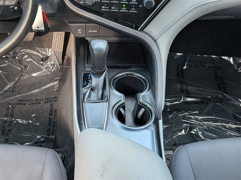 Used 2018 Toyota Camry LE image 16