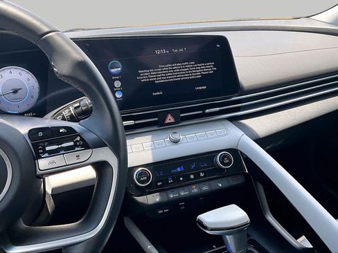 Used 2025 Hyundai Elantra Limited FWD image 6