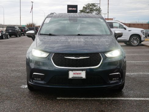 Used 2023 Chrysler Pacifica Limited image 4