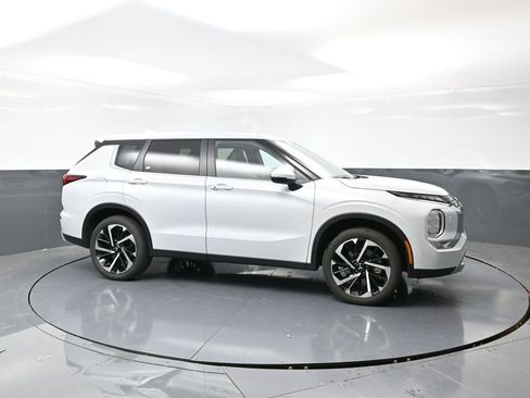 Used 2024 Mitsubishi Outlander SE image 4