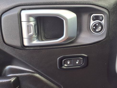 Used 2025 Jeep Gladiator Sport AWD/4WD image 12