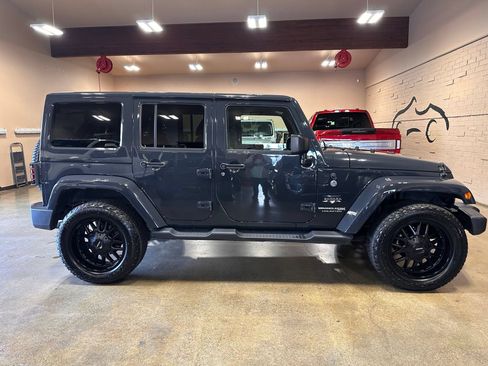Used 2018 Jeep Wrangler Unlimited Sahara w/ Connectivity Group AWD/4WD image 5
