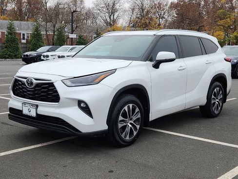 Used 2022 Toyota Highlander XLE image 3
