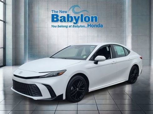 Used 2025 Toyota Camry SE FWD image 1
