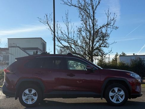 Used 2021 Toyota RAV4 XLE image 6