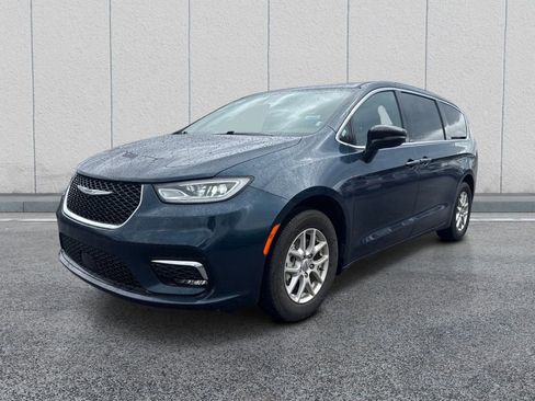 Used 2025 Chrysler Pacifica Select FWD image 3