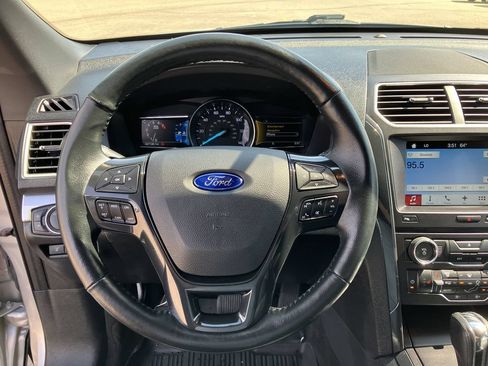 Used 2017 Ford Explorer XLT w/ Equipment Group 202A AWD/4WD image 10