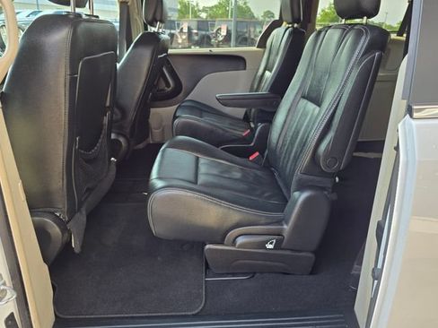 Used 2016 Chrysler Town & Country Touring w/ Driver Convenience Group FWD image 32
