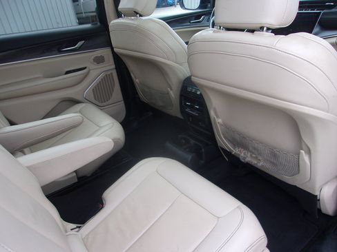 Used 2022 Jeep Grand Cherokee L Limited AWD/4WD image 16