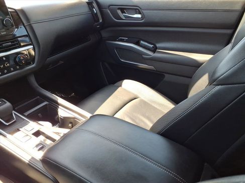 Used 2025 Nissan Pathfinder SL image 19