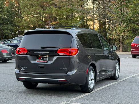 Used 2020 Chrysler Pacifica Limited image 4