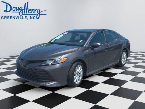 Used 2018 Toyota Camry LE w/ Convenience Package FWD image 1
