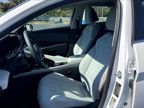 New 2025 Hyundai Elantra Limited image 9