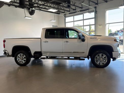 Used 2024 Chevrolet Silverado 2500 High Country w/ High Country Premium Package AWD/4WD image 8