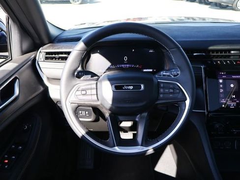 New 2025 Jeep Grand Cherokee Altitude image 11